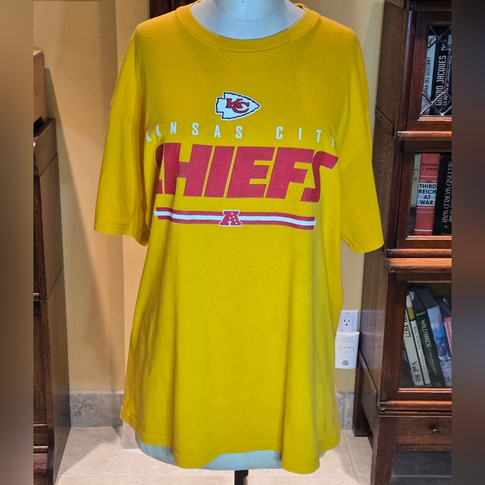Vintage KANSAS CITY CHIEFS-  NFL- men T-Shirt - Short Sleeves - X-Large - Yellow